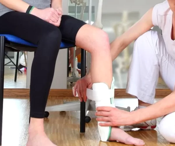 Ac-Med oferim servicii medicale pacientilor la locuita lor, efectuam analize medicale, consultatii medicale, kineoterapie, inestigatii medicale, fizioterapie